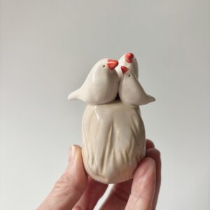 Vogels wit op grijs stammetje