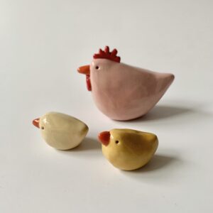 Kip roze met kuikentjes